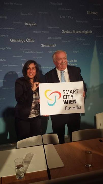 Vizebürgermeisterin Vassilakou und Bürgermeister Häupl mit dem Smart City Wien Logo (c) Lukas Stockinger