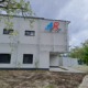 Ein weißer, zweigeschossiger Neubau mit 48er Logo